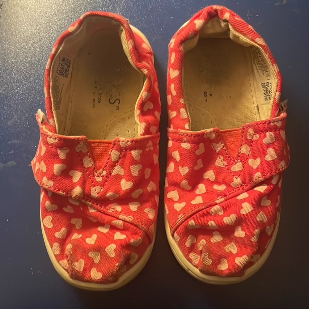 Pink heart Tom’s Velcro slip on